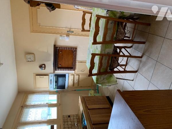 Une maison de 64 m² comprenant: Entrée, cuisine aménagée, séjour- salon, 2 chambres, salle d’eau, WC