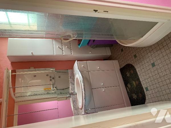 Une maison de 64 m² comprenant: Entrée, cuisine aménagée, séjour- salon, 2 chambres, salle d’eau, WC