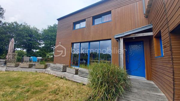 Située sur la commune d’Aucaleuc, à seulement 5 min de Dinan, dans un environnement paisible et verdoyant, cette charmante maison en bois d’environ 150 m² séduira les amoureux de nature, de confort et d’habitat écologique, basse consommation d'énergie.

Construite avec des matériaux respectueux de l’environnement, cette maison allie performances énergétiques et qualité de vie. 

Son élégant bardage bois naturel, associé à des menuiseries aluminium à l'extérieur et bois à l'intérieur, lui confère un style chaleureux et authentique.

Implantée sur un terrain arboré de 800 m² agrémenté d’arbres fruitiers, elle bénéficie d’une belle exposition sud/ouest garantissant une luminosité optimale tout au long de la journée.

Au rez-de-chaussée, vous découvrirez une grande pièce de vie baignée de lumière comprenant un séjour convivial et une cuisine ouverte aménagée et équipée, un espace bureau, deux chambres, une salle d’eau, un WC, une buanderie, un cellier et un atelier.

Un bel escalier en bois mène à l’étage où se trouvent deux chambres supplémentaires, un espace bureau ou salle de jeux, une salle de bain avec baignoire (et une douche à finaliser), un WC indépendant et un grenier.

À l’extérieur, une grande terrasse exposée sud/ouest permet de profiter pleinement du soleil à différents moments de la journée. Un carport avec espace de stationnement vient compléter l’ensemble.

Les amateurs de promenades apprécieront également la proximité immédiate de nombreux chemins propices aux balades à pied ou à vélo.

L’emplacement est idéal pour une famille : école dans le bourg, arrêt de bus à proximité et accès au réseau gratuit Dinamo de Dinan Agglomération facilitant les déplacements.

Les atouts : 
- Maison écologique, construction bois offrant confort thermique, basse consommation.
- Belle exposition sud/ouest
- Terrain arboré avec arbres fruitiers
- Quartier calme et proche de la nature
- Grande terrasse ensoleillée (exposition SUD et OUEST)

Equipements:
- Aspirateur centralisé
- Chauffage électrique
- Ballon Thermodynamique
- Cuve de récupération d’eau de pluie présente sur le terrain
- Internet : Fibre
- Tout-à-l’égout

Un véritable havre de paix, idéal pour une famille en quête d’un cadre de vie agréable et fonctionnel.

Coup de cœur assuré !  Ne tardez pas pour programmer une visite.

En exclusivité avec Sandrine Lambert BSK IMMOBILIER 
----------------