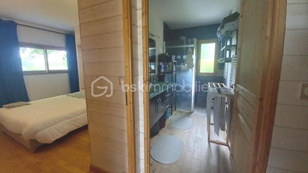 Située sur la commune d’Aucaleuc, à seulement 5 min de Dinan, dans un environnement paisible et verdoyant, cette charmante maison en bois d’environ 150 m² séduira les amoureux de nature, de confort et d’habitat écologique, basse consommation d'énergie.

Construite avec des matériaux respectueux de l’environnement, cette maison allie performances énergétiques et qualité de vie. 

Son élégant bardage bois naturel, associé à des menuiseries aluminium à l'extérieur et bois à l'intérieur, lui confère un style chaleureux et authentique.

Implantée sur un terrain arboré de 800 m² agrémenté d’arbres fruitiers, elle bénéficie d’une belle exposition sud/ouest garantissant une luminosité optimale tout au long de la journée.

Au rez-de-chaussée, vous découvrirez une grande pièce de vie baignée de lumière comprenant un séjour convivial et une cuisine ouverte aménagée et équipée, un espace bureau, deux chambres, une salle d’eau, un WC, une buanderie, un cellier et un atelier.

Un bel escalier en bois mène à l’étage où se trouvent deux chambres supplémentaires, un espace bureau ou salle de jeux, une salle de bain avec baignoire (et une douche à finaliser), un WC indépendant et un grenier.

À l’extérieur, une grande terrasse exposée sud/ouest permet de profiter pleinement du soleil à différents moments de la journée. Un carport avec espace de stationnement vient compléter l’ensemble.

Les amateurs de promenades apprécieront également la proximité immédiate de nombreux chemins propices aux balades à pied ou à vélo.

L’emplacement est idéal pour une famille : école dans le bourg, arrêt de bus à proximité et accès au réseau gratuit Dinamo de Dinan Agglomération facilitant les déplacements.

Les atouts : 
- Maison écologique, construction bois offrant confort thermique, basse consommation.
- Belle exposition sud/ouest
- Terrain arboré avec arbres fruitiers
- Quartier calme et proche de la nature
- Grande terrasse ensoleillée (exposition SUD et OUEST)

Equipements:
- Aspirateur centralisé
- Chauffage électrique
- Ballon Thermodynamique
- Cuve de récupération d’eau de pluie présente sur le terrain
- Internet : Fibre
- Tout-à-l’égout

Un véritable havre de paix, idéal pour une famille en quête d’un cadre de vie agréable et fonctionnel.

Coup de cœur assuré !  Ne tardez pas pour programmer une visite.

En exclusivité avec Sandrine Lambert BSK IMMOBILIER 
----------------