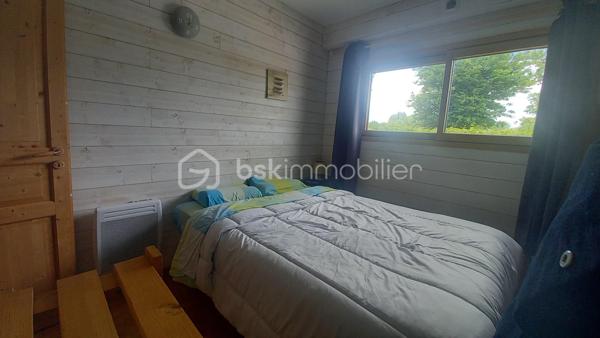 Située sur la commune d’Aucaleuc, à seulement 5 min de Dinan, dans un environnement paisible et verdoyant, cette charmante maison en bois d’environ 150 m² séduira les amoureux de nature, de confort et d’habitat écologique, basse consommation d'énergie.

Construite avec des matériaux respectueux de l’environnement, cette maison allie performances énergétiques et qualité de vie. 

Son élégant bardage bois naturel, associé à des menuiseries aluminium à l'extérieur et bois à l'intérieur, lui confère un style chaleureux et authentique.

Implantée sur un terrain arboré de 800 m² agrémenté d’arbres fruitiers, elle bénéficie d’une belle exposition sud/ouest garantissant une luminosité optimale tout au long de la journée.

Au rez-de-chaussée, vous découvrirez une grande pièce de vie baignée de lumière comprenant un séjour convivial et une cuisine ouverte aménagée et équipée, un espace bureau, deux chambres, une salle d’eau, un WC, une buanderie, un cellier et un atelier.

Un bel escalier en bois mène à l’étage où se trouvent deux chambres supplémentaires, un espace bureau ou salle de jeux, une salle de bain avec baignoire (et une douche à finaliser), un WC indépendant et un grenier.

À l’extérieur, une grande terrasse exposée sud/ouest permet de profiter pleinement du soleil à différents moments de la journée. Un carport avec espace de stationnement vient compléter l’ensemble.

Les amateurs de promenades apprécieront également la proximité immédiate de nombreux chemins propices aux balades à pied ou à vélo.

L’emplacement est idéal pour une famille : école dans le bourg, arrêt de bus à proximité et accès au réseau gratuit Dinamo de Dinan Agglomération facilitant les déplacements.

Les atouts : 
- Maison écologique, construction bois offrant confort thermique, basse consommation.
- Belle exposition sud/ouest
- Terrain arboré avec arbres fruitiers
- Quartier calme et proche de la nature
- Grande terrasse ensoleillée (exposition SUD et OUEST)

Equipements:
- Aspirateur centralisé
- Chauffage électrique
- Ballon Thermodynamique
- Cuve de récupération d’eau de pluie présente sur le terrain
- Internet : Fibre
- Tout-à-l’égout

Un véritable havre de paix, idéal pour une famille en quête d’un cadre de vie agréable et fonctionnel.

Coup de cœur assuré !  Ne tardez pas pour programmer une visite.

En exclusivité avec Sandrine Lambert BSK IMMOBILIER 
----------------
