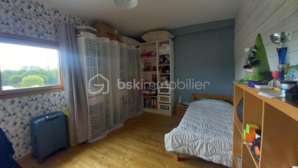 Située sur la commune d’Aucaleuc, à seulement 5 min de Dinan, dans un environnement paisible et verdoyant, cette charmante maison en bois d’environ 150 m² séduira les amoureux de nature, de confort et d’habitat écologique, basse consommation d'énergie.

Construite avec des matériaux respectueux de l’environnement, cette maison allie performances énergétiques et qualité de vie. 

Son élégant bardage bois naturel, associé à des menuiseries aluminium à l'extérieur et bois à l'intérieur, lui confère un style chaleureux et authentique.

Implantée sur un terrain arboré de 800 m² agrémenté d’arbres fruitiers, elle bénéficie d’une belle exposition sud/ouest garantissant une luminosité optimale tout au long de la journée.

Au rez-de-chaussée, vous découvrirez une grande pièce de vie baignée de lumière comprenant un séjour convivial et une cuisine ouverte aménagée et équipée, un espace bureau, deux chambres, une salle d’eau, un WC, une buanderie, un cellier et un atelier.

Un bel escalier en bois mène à l’étage où se trouvent deux chambres supplémentaires, un espace bureau ou salle de jeux, une salle de bain avec baignoire (et une douche à finaliser), un WC indépendant et un grenier.

À l’extérieur, une grande terrasse exposée sud/ouest permet de profiter pleinement du soleil à différents moments de la journée. Un carport avec espace de stationnement vient compléter l’ensemble.

Les amateurs de promenades apprécieront également la proximité immédiate de nombreux chemins propices aux balades à pied ou à vélo.

L’emplacement est idéal pour une famille : école dans le bourg, arrêt de bus à proximité et accès au réseau gratuit Dinamo de Dinan Agglomération facilitant les déplacements.

Les atouts : 
- Maison écologique, construction bois offrant confort thermique, basse consommation.
- Belle exposition sud/ouest
- Terrain arboré avec arbres fruitiers
- Quartier calme et proche de la nature
- Grande terrasse ensoleillée (exposition SUD et OUEST)

Equipements:
- Aspirateur centralisé
- Chauffage électrique
- Ballon Thermodynamique
- Cuve de récupération d’eau de pluie présente sur le terrain
- Internet : Fibre
- Tout-à-l’égout

Un véritable havre de paix, idéal pour une famille en quête d’un cadre de vie agréable et fonctionnel.

Coup de cœur assuré !  Ne tardez pas pour programmer une visite.

En exclusivité avec Sandrine Lambert BSK IMMOBILIER 
----------------