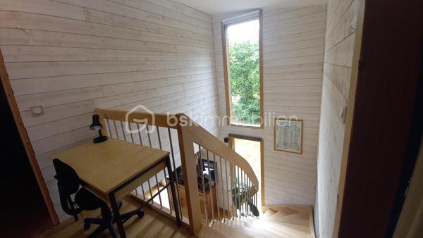 Située sur la commune d’Aucaleuc, à seulement 5 min de Dinan, dans un environnement paisible et verdoyant, cette charmante maison en bois d’environ 150 m² séduira les amoureux de nature, de confort et d’habitat écologique, basse consommation d'énergie.

Construite avec des matériaux respectueux de l’environnement, cette maison allie performances énergétiques et qualité de vie. 

Son élégant bardage bois naturel, associé à des menuiseries aluminium à l'extérieur et bois à l'intérieur, lui confère un style chaleureux et authentique.

Implantée sur un terrain arboré de 800 m² agrémenté d’arbres fruitiers, elle bénéficie d’une belle exposition sud/ouest garantissant une luminosité optimale tout au long de la journée.

Au rez-de-chaussée, vous découvrirez une grande pièce de vie baignée de lumière comprenant un séjour convivial et une cuisine ouverte aménagée et équipée, un espace bureau, deux chambres, une salle d’eau, un WC, une buanderie, un cellier et un atelier.

Un bel escalier en bois mène à l’étage où se trouvent deux chambres supplémentaires, un espace bureau ou salle de jeux, une salle de bain avec baignoire (et une douche à finaliser), un WC indépendant et un grenier.

À l’extérieur, une grande terrasse exposée sud/ouest permet de profiter pleinement du soleil à différents moments de la journée. Un carport avec espace de stationnement vient compléter l’ensemble.

Les amateurs de promenades apprécieront également la proximité immédiate de nombreux chemins propices aux balades à pied ou à vélo.

L’emplacement est idéal pour une famille : école dans le bourg, arrêt de bus à proximité et accès au réseau gratuit Dinamo de Dinan Agglomération facilitant les déplacements.

Les atouts : 
- Maison écologique, construction bois offrant confort thermique, basse consommation.
- Belle exposition sud/ouest
- Terrain arboré avec arbres fruitiers
- Quartier calme et proche de la nature
- Grande terrasse ensoleillée (exposition SUD et OUEST)

Equipements:
- Aspirateur centralisé
- Chauffage électrique
- Ballon Thermodynamique
- Cuve de récupération d’eau de pluie présente sur le terrain
- Internet : Fibre
- Tout-à-l’égout

Un véritable havre de paix, idéal pour une famille en quête d’un cadre de vie agréable et fonctionnel.

Coup de cœur assuré !  Ne tardez pas pour programmer une visite.

En exclusivité avec Sandrine Lambert BSK IMMOBILIER 
----------------