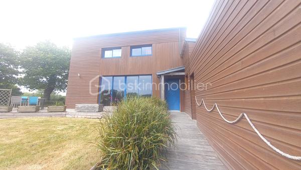 Située sur la commune d’Aucaleuc, à seulement 5 min de Dinan, dans un environnement paisible et verdoyant, cette charmante maison en bois d’environ 150 m² séduira les amoureux de nature, de confort et d’habitat écologique, basse consommation d'énergie.

Construite avec des matériaux respectueux de l’environnement, cette maison allie performances énergétiques et qualité de vie. 

Son élégant bardage bois naturel, associé à des menuiseries aluminium à l'extérieur et bois à l'intérieur, lui confère un style chaleureux et authentique.

Implantée sur un terrain arboré de 800 m² agrémenté d’arbres fruitiers, elle bénéficie d’une belle exposition sud/ouest garantissant une luminosité optimale tout au long de la journée.

Au rez-de-chaussée, vous découvrirez une grande pièce de vie baignée de lumière comprenant un séjour convivial et une cuisine ouverte aménagée et équipée, un espace bureau, deux chambres, une salle d’eau, un WC, une buanderie, un cellier et un atelier.

Un bel escalier en bois mène à l’étage où se trouvent deux chambres supplémentaires, un espace bureau ou salle de jeux, une salle de bain avec baignoire (et une douche à finaliser), un WC indépendant et un grenier.

À l’extérieur, une grande terrasse exposée sud/ouest permet de profiter pleinement du soleil à différents moments de la journée. Un carport avec espace de stationnement vient compléter l’ensemble.

Les amateurs de promenades apprécieront également la proximité immédiate de nombreux chemins propices aux balades à pied ou à vélo.

L’emplacement est idéal pour une famille : école dans le bourg, arrêt de bus à proximité et accès au réseau gratuit Dinamo de Dinan Agglomération facilitant les déplacements.

Les atouts : 
- Maison écologique, construction bois offrant confort thermique, basse consommation.
- Belle exposition sud/ouest
- Terrain arboré avec arbres fruitiers
- Quartier calme et proche de la nature
- Grande terrasse ensoleillée (exposition SUD et OUEST)

Equipements:
- Aspirateur centralisé
- Chauffage électrique
- Ballon Thermodynamique
- Cuve de récupération d’eau de pluie présente sur le terrain
- Internet : Fibre
- Tout-à-l’égout

Un véritable havre de paix, idéal pour une famille en quête d’un cadre de vie agréable et fonctionnel.

Coup de cœur assuré !  Ne tardez pas pour programmer une visite.

En exclusivité avec Sandrine Lambert BSK IMMOBILIER 
----------------