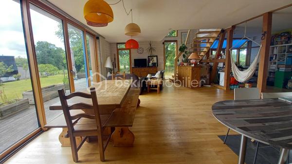 Située sur la commune d’Aucaleuc, à seulement 5 min de Dinan, dans un environnement paisible et verdoyant, cette charmante maison en bois d’environ 150 m² séduira les amoureux de nature, de confort et d’habitat écologique, basse consommation d'énergie.

Construite avec des matériaux respectueux de l’environnement, cette maison allie performances énergétiques et qualité de vie. 

Son élégant bardage bois naturel, associé à des menuiseries aluminium à l'extérieur et bois à l'intérieur, lui confère un style chaleureux et authentique.

Implantée sur un terrain arboré de 800 m² agrémenté d’arbres fruitiers, elle bénéficie d’une belle exposition sud/ouest garantissant une luminosité optimale tout au long de la journée.

Au rez-de-chaussée, vous découvrirez une grande pièce de vie baignée de lumière comprenant un séjour convivial et une cuisine ouverte aménagée et équipée, un espace bureau, deux chambres, une salle d’eau, un WC, une buanderie, un cellier et un atelier.

Un bel escalier en bois mène à l’étage où se trouvent deux chambres supplémentaires, un espace bureau ou salle de jeux, une salle de bain avec baignoire (et une douche à finaliser), un WC indépendant et un grenier.

À l’extérieur, une grande terrasse exposée sud/ouest permet de profiter pleinement du soleil à différents moments de la journée. Un carport avec espace de stationnement vient compléter l’ensemble.

Les amateurs de promenades apprécieront également la proximité immédiate de nombreux chemins propices aux balades à pied ou à vélo.

L’emplacement est idéal pour une famille : école dans le bourg, arrêt de bus à proximité et accès au réseau gratuit Dinamo de Dinan Agglomération facilitant les déplacements.

Les atouts : 
- Maison écologique, construction bois offrant confort thermique, basse consommation.
- Belle exposition sud/ouest
- Terrain arboré avec arbres fruitiers
- Quartier calme et proche de la nature
- Grande terrasse ensoleillée (exposition SUD et OUEST)

Equipements:
- Aspirateur centralisé
- Chauffage électrique
- Ballon Thermodynamique
- Cuve de récupération d’eau de pluie présente sur le terrain
- Internet : Fibre
- Tout-à-l’égout

Un véritable havre de paix, idéal pour une famille en quête d’un cadre de vie agréable et fonctionnel.

Coup de cœur assuré !  Ne tardez pas pour programmer une visite.

En exclusivité avec Sandrine Lambert BSK IMMOBILIER 
----------------