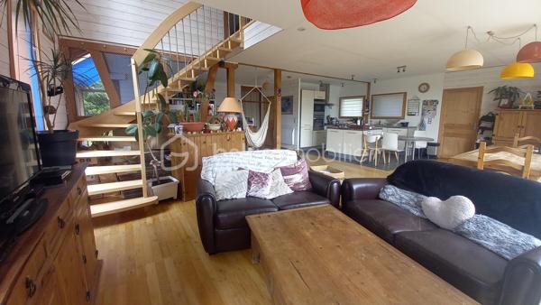 Située sur la commune d’Aucaleuc, à seulement 5 min de Dinan, dans un environnement paisible et verdoyant, cette charmante maison en bois d’environ 150 m² séduira les amoureux de nature, de confort et d’habitat écologique, basse consommation d'énergie.

Construite avec des matériaux respectueux de l’environnement, cette maison allie performances énergétiques et qualité de vie. 

Son élégant bardage bois naturel, associé à des menuiseries aluminium à l'extérieur et bois à l'intérieur, lui confère un style chaleureux et authentique.

Implantée sur un terrain arboré de 800 m² agrémenté d’arbres fruitiers, elle bénéficie d’une belle exposition sud/ouest garantissant une luminosité optimale tout au long de la journée.

Au rez-de-chaussée, vous découvrirez une grande pièce de vie baignée de lumière comprenant un séjour convivial et une cuisine ouverte aménagée et équipée, un espace bureau, deux chambres, une salle d’eau, un WC, une buanderie, un cellier et un atelier.

Un bel escalier en bois mène à l’étage où se trouvent deux chambres supplémentaires, un espace bureau ou salle de jeux, une salle de bain avec baignoire (et une douche à finaliser), un WC indépendant et un grenier.

À l’extérieur, une grande terrasse exposée sud/ouest permet de profiter pleinement du soleil à différents moments de la journée. Un carport avec espace de stationnement vient compléter l’ensemble.

Les amateurs de promenades apprécieront également la proximité immédiate de nombreux chemins propices aux balades à pied ou à vélo.

L’emplacement est idéal pour une famille : école dans le bourg, arrêt de bus à proximité et accès au réseau gratuit Dinamo de Dinan Agglomération facilitant les déplacements.

Les atouts : 
- Maison écologique, construction bois offrant confort thermique, basse consommation.
- Belle exposition sud/ouest
- Terrain arboré avec arbres fruitiers
- Quartier calme et proche de la nature
- Grande terrasse ensoleillée (exposition SUD et OUEST)

Equipements:
- Aspirateur centralisé
- Chauffage électrique
- Ballon Thermodynamique
- Cuve de récupération d’eau de pluie présente sur le terrain
- Internet : Fibre
- Tout-à-l’égout

Un véritable havre de paix, idéal pour une famille en quête d’un cadre de vie agréable et fonctionnel.

Coup de cœur assuré !  Ne tardez pas pour programmer une visite.

En exclusivité avec Sandrine Lambert BSK IMMOBILIER 
----------------