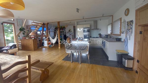 Située sur la commune d’Aucaleuc, à seulement 5 min de Dinan, dans un environnement paisible et verdoyant, cette charmante maison en bois d’environ 150 m² séduira les amoureux de nature, de confort et d’habitat écologique, basse consommation d'énergie.

Construite avec des matériaux respectueux de l’environnement, cette maison allie performances énergétiques et qualité de vie. 

Son élégant bardage bois naturel, associé à des menuiseries aluminium à l'extérieur et bois à l'intérieur, lui confère un style chaleureux et authentique.

Implantée sur un terrain arboré de 800 m² agrémenté d’arbres fruitiers, elle bénéficie d’une belle exposition sud/ouest garantissant une luminosité optimale tout au long de la journée.

Au rez-de-chaussée, vous découvrirez une grande pièce de vie baignée de lumière comprenant un séjour convivial et une cuisine ouverte aménagée et équipée, un espace bureau, deux chambres, une salle d’eau, un WC, une buanderie, un cellier et un atelier.

Un bel escalier en bois mène à l’étage où se trouvent deux chambres supplémentaires, un espace bureau ou salle de jeux, une salle de bain avec baignoire (et une douche à finaliser), un WC indépendant et un grenier.

À l’extérieur, une grande terrasse exposée sud/ouest permet de profiter pleinement du soleil à différents moments de la journée. Un carport avec espace de stationnement vient compléter l’ensemble.

Les amateurs de promenades apprécieront également la proximité immédiate de nombreux chemins propices aux balades à pied ou à vélo.

L’emplacement est idéal pour une famille : école dans le bourg, arrêt de bus à proximité et accès au réseau gratuit Dinamo de Dinan Agglomération facilitant les déplacements.

Les atouts : 
- Maison écologique, construction bois offrant confort thermique, basse consommation.
- Belle exposition sud/ouest
- Terrain arboré avec arbres fruitiers
- Quartier calme et proche de la nature
- Grande terrasse ensoleillée (exposition SUD et OUEST)

Equipements:
- Aspirateur centralisé
- Chauffage électrique
- Ballon Thermodynamique
- Cuve de récupération d’eau de pluie présente sur le terrain
- Internet : Fibre
- Tout-à-l’égout

Un véritable havre de paix, idéal pour une famille en quête d’un cadre de vie agréable et fonctionnel.

Coup de cœur assuré !  Ne tardez pas pour programmer une visite.

En exclusivité avec Sandrine Lambert BSK IMMOBILIER 
----------------