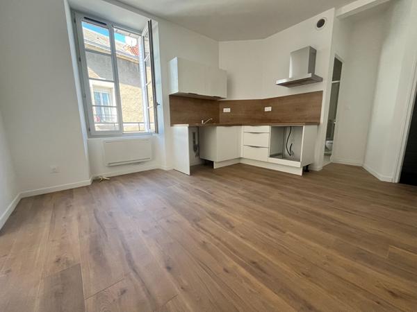 3 pièces entièrement rénové avec terrasse privative - centre ville de Dourdan