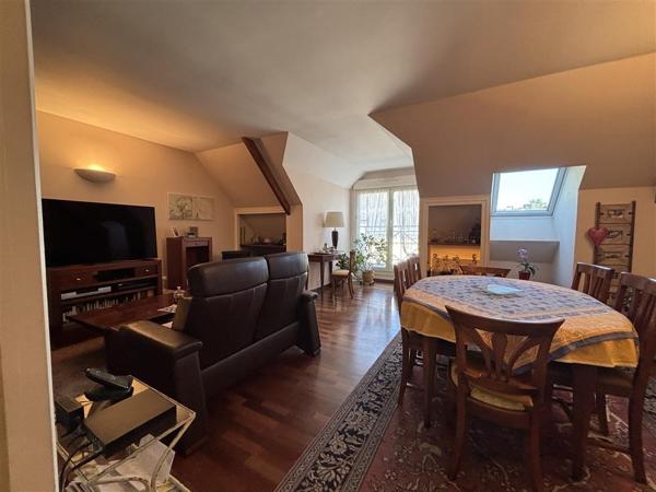 APPARTEMENT AU DERNIER ETAGE Laval APPARTEMENT AU DERNIER ETAGE Laval