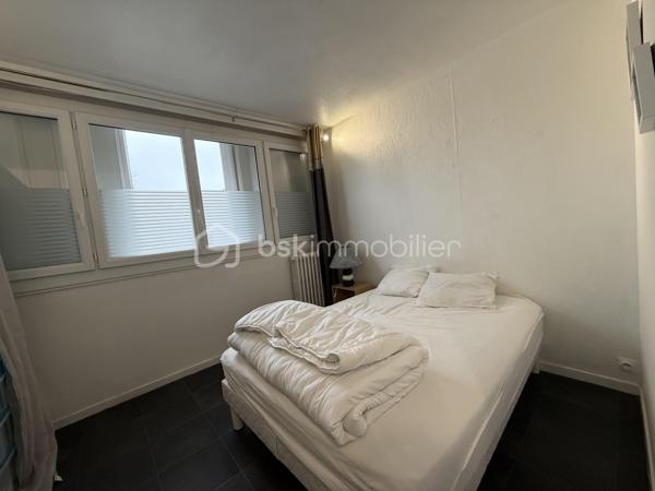 Appartement T2 de 32,36 m² avec cave – Investissement locatif à Allonnes

Un dossier complet est disponible sur simple demande avant toute visite : diagnostics techniques, vidéo et photos suplémentaires du logement ainsi que l’ensemble des documents relatifs au bien. Une transparence totale pour un projet d’achat sécurisé. 

Situé rue des Lilas à Allonnes, à proximité des transports en commun et bénéficiant d’un stationnement facile, découvrez cet appartement T2 de 32,36 m² vendu avec une cave.

En bon état général, ce logement se compose de :

* Une pièce de vie ouverte sur la cuisine,
* Une chambre,
* Une salle de bain,
* Un couloir,
* Des espaces de rangement.

Une cave privative complète ce bien.

Investissement locatif

Le logement est actuellement loué avec un bail signé le 1er septembre 2021, renouvelable par période de 3 ans.

* Loyer mensuel : 350 € charges comprises
* Locataire en place

Charges et fiscalité

Charges de copropriété : 79 € par mois comprenant :

* Les charges générales de copropriété,
* L’assurance de la copropriété,
* L’entretien des parties communes,
* L’eau chaude collective,
* Le chauffage collectif,
* Le fonds de travaux.

Taxe foncière : 701 € par an.

Confort et équipements

* Double vitrage
* Volets roulants
* Chauffage collectif
* Eau chaude collective
* Cave privative

Performance énergétique

DPE : D

Les atouts du bien

* Appartement en bon état général
* Surface de 32,36 m²
* Cave privative
* Double vitrage et volets roulants
* Chauffage et eau chaude inclus dans les charges
* Locataire en place offrant un revenu immédiat
* Proximité des transports en commun
* Stationnement facile
* DPE D

Idéal pour un investisseur souhaitant acquérir un bien déjà loué.

J’accompagne mes clients, dont plusieurs disposent déjà d’un financement fiable et assuré, dans leur recherche de biens au Mans et ses alentours. Je suis également à la recherche de nouveaux biens à vendre. Je rémunère mes apporteurs d’affaires et je travaille avec un réseau d’artisans ainsi qu’un courtier en financement afin de vous accompagner dans toutes les étapes de votre projet immobilier.