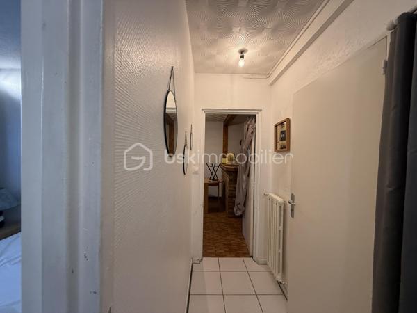Appartement T2 de 32,36 m² avec cave – Investissement locatif à Allonnes

Un dossier complet est disponible sur simple demande avant toute visite : diagnostics techniques, vidéo et photos suplémentaires du logement ainsi que l’ensemble des documents relatifs au bien. Une transparence totale pour un projet d’achat sécurisé. 

Situé rue des Lilas à Allonnes, à proximité des transports en commun et bénéficiant d’un stationnement facile, découvrez cet appartement T2 de 32,36 m² vendu avec une cave.

En bon état général, ce logement se compose de :

* Une pièce de vie ouverte sur la cuisine,
* Une chambre,
* Une salle de bain,
* Un couloir,
* Des espaces de rangement.

Une cave privative complète ce bien.

Investissement locatif

Le logement est actuellement loué avec un bail signé le 1er septembre 2021, renouvelable par période de 3 ans.

* Loyer mensuel : 350 € charges comprises
* Locataire en place

Charges et fiscalité

Charges de copropriété : 79 € par mois comprenant :

* Les charges générales de copropriété,
* L’assurance de la copropriété,
* L’entretien des parties communes,
* L’eau chaude collective,
* Le chauffage collectif,
* Le fonds de travaux.

Taxe foncière : 701 € par an.

Confort et équipements

* Double vitrage
* Volets roulants
* Chauffage collectif
* Eau chaude collective
* Cave privative

Performance énergétique

DPE : D

Les atouts du bien

* Appartement en bon état général
* Surface de 32,36 m²
* Cave privative
* Double vitrage et volets roulants
* Chauffage et eau chaude inclus dans les charges
* Locataire en place offrant un revenu immédiat
* Proximité des transports en commun
* Stationnement facile
* DPE D

Idéal pour un investisseur souhaitant acquérir un bien déjà loué.

J’accompagne mes clients, dont plusieurs disposent déjà d’un financement fiable et assuré, dans leur recherche de biens au Mans et ses alentours. Je suis également à la recherche de nouveaux biens à vendre. Je rémunère mes apporteurs d’affaires et je travaille avec un réseau d’artisans ainsi qu’un courtier en financement afin de vous accompagner dans toutes les étapes de votre projet immobilier.