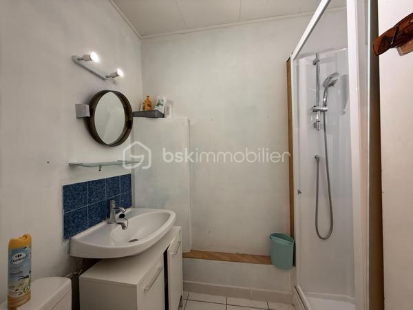 Appartement T2 de 32,36 m² avec cave – Investissement locatif à Allonnes

Un dossier complet est disponible sur simple demande avant toute visite : diagnostics techniques, vidéo et photos suplémentaires du logement ainsi que l’ensemble des documents relatifs au bien. Une transparence totale pour un projet d’achat sécurisé. 

Situé rue des Lilas à Allonnes, à proximité des transports en commun et bénéficiant d’un stationnement facile, découvrez cet appartement T2 de 32,36 m² vendu avec une cave.

En bon état général, ce logement se compose de :

* Une pièce de vie ouverte sur la cuisine,
* Une chambre,
* Une salle de bain,
* Un couloir,
* Des espaces de rangement.

Une cave privative complète ce bien.

Investissement locatif

Le logement est actuellement loué avec un bail signé le 1er septembre 2021, renouvelable par période de 3 ans.

* Loyer mensuel : 350 € charges comprises
* Locataire en place

Charges et fiscalité

Charges de copropriété : 79 € par mois comprenant :

* Les charges générales de copropriété,
* L’assurance de la copropriété,
* L’entretien des parties communes,
* L’eau chaude collective,
* Le chauffage collectif,
* Le fonds de travaux.

Taxe foncière : 701 € par an.

Confort et équipements

* Double vitrage
* Volets roulants
* Chauffage collectif
* Eau chaude collective
* Cave privative

Performance énergétique

DPE : D

Les atouts du bien

* Appartement en bon état général
* Surface de 32,36 m²
* Cave privative
* Double vitrage et volets roulants
* Chauffage et eau chaude inclus dans les charges
* Locataire en place offrant un revenu immédiat
* Proximité des transports en commun
* Stationnement facile
* DPE D

Idéal pour un investisseur souhaitant acquérir un bien déjà loué.

J’accompagne mes clients, dont plusieurs disposent déjà d’un financement fiable et assuré, dans leur recherche de biens au Mans et ses alentours. Je suis également à la recherche de nouveaux biens à vendre. Je rémunère mes apporteurs d’affaires et je travaille avec un réseau d’artisans ainsi qu’un courtier en financement afin de vous accompagner dans toutes les étapes de votre projet immobilier.