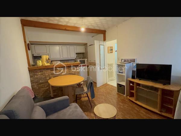 Appartement T2 de 32,36 m² avec cave – Investissement locatif à Allonnes

Un dossier complet est disponible sur simple demande avant toute visite : diagnostics techniques, vidéo et photos suplémentaires du logement ainsi que l’ensemble des documents relatifs au bien. Une transparence totale pour un projet d’achat sécurisé. 

Situé rue des Lilas à Allonnes, à proximité des transports en commun et bénéficiant d’un stationnement facile, découvrez cet appartement T2 de 32,36 m² vendu avec une cave.

En bon état général, ce logement se compose de :

* Une pièce de vie ouverte sur la cuisine,
* Une chambre,
* Une salle de bain,
* Un couloir,
* Des espaces de rangement.

Une cave privative complète ce bien.

Investissement locatif

Le logement est actuellement loué avec un bail signé le 1er septembre 2021, renouvelable par période de 3 ans.

* Loyer mensuel : 350 € charges comprises
* Locataire en place

Charges et fiscalité

Charges de copropriété : 79 € par mois comprenant :

* Les charges générales de copropriété,
* L’assurance de la copropriété,
* L’entretien des parties communes,
* L’eau chaude collective,
* Le chauffage collectif,
* Le fonds de travaux.

Taxe foncière : 701 € par an.

Confort et équipements

* Double vitrage
* Volets roulants
* Chauffage collectif
* Eau chaude collective
* Cave privative

Performance énergétique

DPE : D

Les atouts du bien

* Appartement en bon état général
* Surface de 32,36 m²
* Cave privative
* Double vitrage et volets roulants
* Chauffage et eau chaude inclus dans les charges
* Locataire en place offrant un revenu immédiat
* Proximité des transports en commun
* Stationnement facile
* DPE D

Idéal pour un investisseur souhaitant acquérir un bien déjà loué.

J’accompagne mes clients, dont plusieurs disposent déjà d’un financement fiable et assuré, dans leur recherche de biens au Mans et ses alentours. Je suis également à la recherche de nouveaux biens à vendre. Je rémunère mes apporteurs d’affaires et je travaille avec un réseau d’artisans ainsi qu’un courtier en financement afin de vous accompagner dans toutes les étapes de votre projet immobilier.