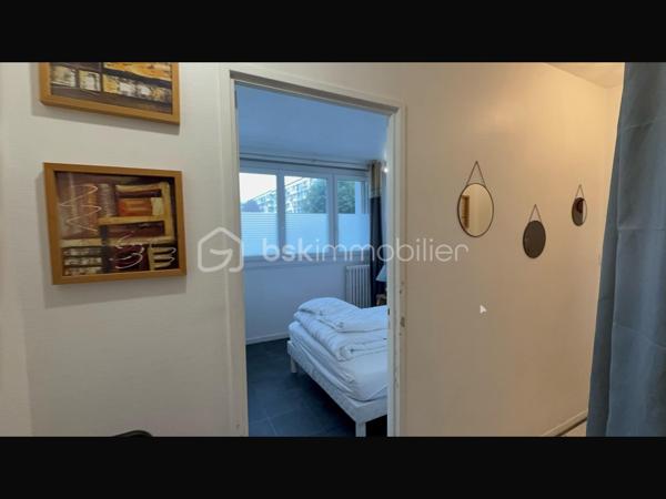 Appartement T2 de 32,36 m² avec cave – Investissement locatif à Allonnes

Un dossier complet est disponible sur simple demande avant toute visite : diagnostics techniques, vidéo et photos suplémentaires du logement ainsi que l’ensemble des documents relatifs au bien. Une transparence totale pour un projet d’achat sécurisé. 

Situé rue des Lilas à Allonnes, à proximité des transports en commun et bénéficiant d’un stationnement facile, découvrez cet appartement T2 de 32,36 m² vendu avec une cave.

En bon état général, ce logement se compose de :

* Une pièce de vie ouverte sur la cuisine,
* Une chambre,
* Une salle de bain,
* Un couloir,
* Des espaces de rangement.

Une cave privative complète ce bien.

Investissement locatif

Le logement est actuellement loué avec un bail signé le 1er septembre 2021, renouvelable par période de 3 ans.

* Loyer mensuel : 350 € charges comprises
* Locataire en place

Charges et fiscalité

Charges de copropriété : 79 € par mois comprenant :

* Les charges générales de copropriété,
* L’assurance de la copropriété,
* L’entretien des parties communes,
* L’eau chaude collective,
* Le chauffage collectif,
* Le fonds de travaux.

Taxe foncière : 701 € par an.

Confort et équipements

* Double vitrage
* Volets roulants
* Chauffage collectif
* Eau chaude collective
* Cave privative

Performance énergétique

DPE : D

Les atouts du bien

* Appartement en bon état général
* Surface de 32,36 m²
* Cave privative
* Double vitrage et volets roulants
* Chauffage et eau chaude inclus dans les charges
* Locataire en place offrant un revenu immédiat
* Proximité des transports en commun
* Stationnement facile
* DPE D

Idéal pour un investisseur souhaitant acquérir un bien déjà loué.

J’accompagne mes clients, dont plusieurs disposent déjà d’un financement fiable et assuré, dans leur recherche de biens au Mans et ses alentours. Je suis également à la recherche de nouveaux biens à vendre. Je rémunère mes apporteurs d’affaires et je travaille avec un réseau d’artisans ainsi qu’un courtier en financement afin de vous accompagner dans toutes les étapes de votre projet immobilier.