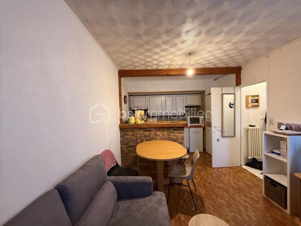 Appartement T2 de 32,36 m² avec cave – Investissement locatif à Allonnes

Un dossier complet est disponible sur simple demande avant toute visite : diagnostics techniques, vidéo et photos suplémentaires du logement ainsi que l’ensemble des documents relatifs au bien. Une transparence totale pour un projet d’achat sécurisé. 

Situé rue des Lilas à Allonnes, à proximité des transports en commun et bénéficiant d’un stationnement facile, découvrez cet appartement T2 de 32,36 m² vendu avec une cave.

En bon état général, ce logement se compose de :

* Une pièce de vie ouverte sur la cuisine,
* Une chambre,
* Une salle de bain,
* Un couloir,
* Des espaces de rangement.

Une cave privative complète ce bien.

Investissement locatif

Le logement est actuellement loué avec un bail signé le 1er septembre 2021, renouvelable par période de 3 ans.

* Loyer mensuel : 350 € charges comprises
* Locataire en place

Charges et fiscalité

Charges de copropriété : 79 € par mois comprenant :

* Les charges générales de copropriété,
* L’assurance de la copropriété,
* L’entretien des parties communes,
* L’eau chaude collective,
* Le chauffage collectif,
* Le fonds de travaux.

Taxe foncière : 701 € par an.

Confort et équipements

* Double vitrage
* Volets roulants
* Chauffage collectif
* Eau chaude collective
* Cave privative

Performance énergétique

DPE : D

Les atouts du bien

* Appartement en bon état général
* Surface de 32,36 m²
* Cave privative
* Double vitrage et volets roulants
* Chauffage et eau chaude inclus dans les charges
* Locataire en place offrant un revenu immédiat
* Proximité des transports en commun
* Stationnement facile
* DPE D

Idéal pour un investisseur souhaitant acquérir un bien déjà loué.

J’accompagne mes clients, dont plusieurs disposent déjà d’un financement fiable et assuré, dans leur recherche de biens au Mans et ses alentours. Je suis également à la recherche de nouveaux biens à vendre. Je rémunère mes apporteurs d’affaires et je travaille avec un réseau d’artisans ainsi qu’un courtier en financement afin de vous accompagner dans toutes les étapes de votre projet immobilier.