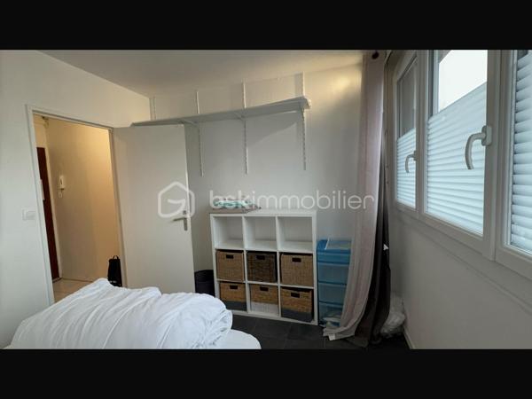 Appartement T2 de 32,36 m² avec cave – Investissement locatif à Allonnes

Un dossier complet est disponible sur simple demande avant toute visite : diagnostics techniques, vidéo et photos suplémentaires du logement ainsi que l’ensemble des documents relatifs au bien. Une transparence totale pour un projet d’achat sécurisé. 

Situé rue des Lilas à Allonnes, à proximité des transports en commun et bénéficiant d’un stationnement facile, découvrez cet appartement T2 de 32,36 m² vendu avec une cave.

En bon état général, ce logement se compose de :

* Une pièce de vie ouverte sur la cuisine,
* Une chambre,
* Une salle de bain,
* Un couloir,
* Des espaces de rangement.

Une cave privative complète ce bien.

Investissement locatif

Le logement est actuellement loué avec un bail signé le 1er septembre 2021, renouvelable par période de 3 ans.

* Loyer mensuel : 350 € charges comprises
* Locataire en place

Charges et fiscalité

Charges de copropriété : 79 € par mois comprenant :

* Les charges générales de copropriété,
* L’assurance de la copropriété,
* L’entretien des parties communes,
* L’eau chaude collective,
* Le chauffage collectif,
* Le fonds de travaux.

Taxe foncière : 701 € par an.

Confort et équipements

* Double vitrage
* Volets roulants
* Chauffage collectif
* Eau chaude collective
* Cave privative

Performance énergétique

DPE : D

Les atouts du bien

* Appartement en bon état général
* Surface de 32,36 m²
* Cave privative
* Double vitrage et volets roulants
* Chauffage et eau chaude inclus dans les charges
* Locataire en place offrant un revenu immédiat
* Proximité des transports en commun
* Stationnement facile
* DPE D

Idéal pour un investisseur souhaitant acquérir un bien déjà loué.

J’accompagne mes clients, dont plusieurs disposent déjà d’un financement fiable et assuré, dans leur recherche de biens au Mans et ses alentours. Je suis également à la recherche de nouveaux biens à vendre. Je rémunère mes apporteurs d’affaires et je travaille avec un réseau d’artisans ainsi qu’un courtier en financement afin de vous accompagner dans toutes les étapes de votre projet immobilier.