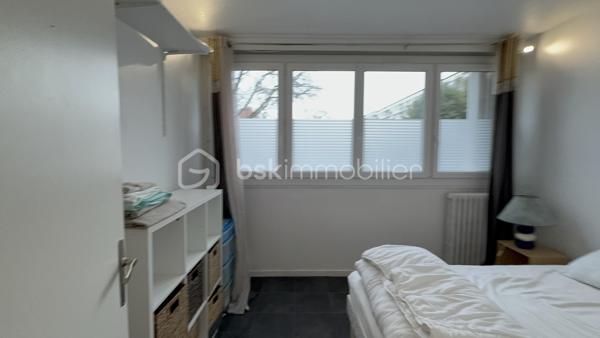 Appartement T2 de 32,36 m² avec cave – Investissement locatif à Allonnes

Un dossier complet est disponible sur simple demande avant toute visite : diagnostics techniques, vidéo et photos suplémentaires du logement ainsi que l’ensemble des documents relatifs au bien. Une transparence totale pour un projet d’achat sécurisé. 

Situé rue des Lilas à Allonnes, à proximité des transports en commun et bénéficiant d’un stationnement facile, découvrez cet appartement T2 de 32,36 m² vendu avec une cave.

En bon état général, ce logement se compose de :

* Une pièce de vie ouverte sur la cuisine,
* Une chambre,
* Une salle de bain,
* Un couloir,
* Des espaces de rangement.

Une cave privative complète ce bien.

Investissement locatif

Le logement est actuellement loué avec un bail signé le 1er septembre 2021, renouvelable par période de 3 ans.

* Loyer mensuel : 350 € charges comprises
* Locataire en place

Charges et fiscalité

Charges de copropriété : 79 € par mois comprenant :

* Les charges générales de copropriété,
* L’assurance de la copropriété,
* L’entretien des parties communes,
* L’eau chaude collective,
* Le chauffage collectif,
* Le fonds de travaux.

Taxe foncière : 701 € par an.

Confort et équipements

* Double vitrage
* Volets roulants
* Chauffage collectif
* Eau chaude collective
* Cave privative

Performance énergétique

DPE : D

Les atouts du bien

* Appartement en bon état général
* Surface de 32,36 m²
* Cave privative
* Double vitrage et volets roulants
* Chauffage et eau chaude inclus dans les charges
* Locataire en place offrant un revenu immédiat
* Proximité des transports en commun
* Stationnement facile
* DPE D

Idéal pour un investisseur souhaitant acquérir un bien déjà loué.

J’accompagne mes clients, dont plusieurs disposent déjà d’un financement fiable et assuré, dans leur recherche de biens au Mans et ses alentours. Je suis également à la recherche de nouveaux biens à vendre. Je rémunère mes apporteurs d’affaires et je travaille avec un réseau d’artisans ainsi qu’un courtier en financement afin de vous accompagner dans toutes les étapes de votre projet immobilier.