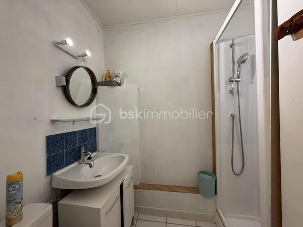 Appartement T2 de 32,36 m² avec cave – Investissement locatif à Allonnes

Un dossier complet est disponible sur simple demande avant toute visite : diagnostics techniques, vidéo et photos suplémentaires du logement ainsi que l’ensemble des documents relatifs au bien. Une transparence totale pour un projet d’achat sécurisé. 

Situé rue des Lilas à Allonnes, à proximité des transports en commun et bénéficiant d’un stationnement facile, découvrez cet appartement T2 de 32,36 m² vendu avec une cave.

En bon état général, ce logement se compose de :

* Une pièce de vie ouverte sur la cuisine,
* Une chambre,
* Une salle de bain,
* Un couloir,
* Des espaces de rangement.

Une cave privative complète ce bien.

Investissement locatif

Le logement est actuellement loué avec un bail signé le 1er septembre 2021, renouvelable par période de 3 ans.

* Loyer mensuel : 350 € charges comprises
* Locataire en place

Charges et fiscalité

Charges de copropriété : 79 € par mois comprenant :

* Les charges générales de copropriété,
* L’assurance de la copropriété,
* L’entretien des parties communes,
* L’eau chaude collective,
* Le chauffage collectif,
* Le fonds de travaux.

Taxe foncière : 701 € par an.

Confort et équipements

* Double vitrage
* Volets roulants
* Chauffage collectif
* Eau chaude collective
* Cave privative

Performance énergétique

DPE : D

Les atouts du bien

* Appartement en bon état général
* Surface de 32,36 m²
* Cave privative
* Double vitrage et volets roulants
* Chauffage et eau chaude inclus dans les charges
* Locataire en place offrant un revenu immédiat
* Proximité des transports en commun
* Stationnement facile
* DPE D

Idéal pour un investisseur souhaitant acquérir un bien déjà loué.

J’accompagne mes clients, dont plusieurs disposent déjà d’un financement fiable et assuré, dans leur recherche de biens au Mans et ses alentours. Je suis également à la recherche de nouveaux biens à vendre. Je rémunère mes apporteurs d’affaires et je travaille avec un réseau d’artisans ainsi qu’un courtier en financement afin de vous accompagner dans toutes les étapes de votre projet immobilier.