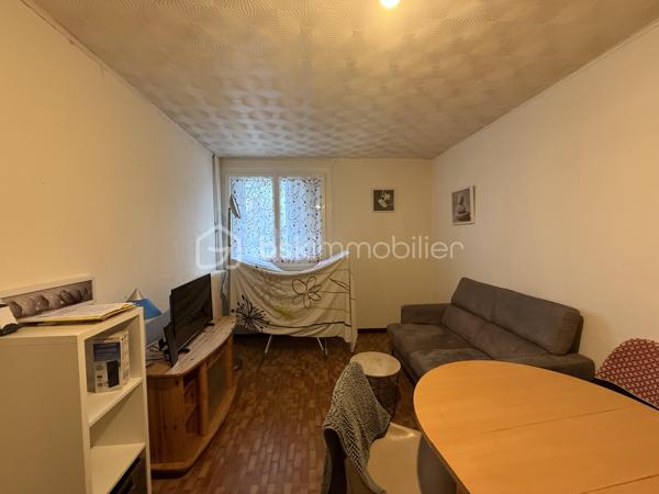 Appartement T2 de 32,36 m² avec cave – Investissement locatif à Allonnes

Un dossier complet est disponible sur simple demande avant toute visite : diagnostics techniques, vidéo et photos suplémentaires du logement ainsi que l’ensemble des documents relatifs au bien. Une transparence totale pour un projet d’achat sécurisé. 

Situé rue des Lilas à Allonnes, à proximité des transports en commun et bénéficiant d’un stationnement facile, découvrez cet appartement T2 de 32,36 m² vendu avec une cave.

En bon état général, ce logement se compose de :

* Une pièce de vie ouverte sur la cuisine,
* Une chambre,
* Une salle de bain,
* Un couloir,
* Des espaces de rangement.

Une cave privative complète ce bien.

Investissement locatif

Le logement est actuellement loué avec un bail signé le 1er septembre 2021, renouvelable par période de 3 ans.

* Loyer mensuel : 350 € charges comprises
* Locataire en place

Charges et fiscalité

Charges de copropriété : 79 € par mois comprenant :

* Les charges générales de copropriété,
* L’assurance de la copropriété,
* L’entretien des parties communes,
* L’eau chaude collective,
* Le chauffage collectif,
* Le fonds de travaux.

Taxe foncière : 701 € par an.

Confort et équipements

* Double vitrage
* Volets roulants
* Chauffage collectif
* Eau chaude collective
* Cave privative

Performance énergétique

DPE : D

Les atouts du bien

* Appartement en bon état général
* Surface de 32,36 m²
* Cave privative
* Double vitrage et volets roulants
* Chauffage et eau chaude inclus dans les charges
* Locataire en place offrant un revenu immédiat
* Proximité des transports en commun
* Stationnement facile
* DPE D

Idéal pour un investisseur souhaitant acquérir un bien déjà loué.

J’accompagne mes clients, dont plusieurs disposent déjà d’un financement fiable et assuré, dans leur recherche de biens au Mans et ses alentours. Je suis également à la recherche de nouveaux biens à vendre. Je rémunère mes apporteurs d’affaires et je travaille avec un réseau d’artisans ainsi qu’un courtier en financement afin de vous accompagner dans toutes les étapes de votre projet immobilier.
