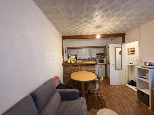 Appartement T2 de 32,36 m² avec cave – Investissement locatif à Allonnes

Un dossier complet est disponible sur simple demande avant toute visite : diagnostics techniques, vidéo et photos suplémentaires du logement ainsi que l’ensemble des documents relatifs au bien. Une transparence totale pour un projet d’achat sécurisé. 

Situé rue des Lilas à Allonnes, à proximité des transports en commun et bénéficiant d’un stationnement facile, découvrez cet appartement T2 de 32,36 m² vendu avec une cave.

En bon état général, ce logement se compose de :

* Une pièce de vie ouverte sur la cuisine,
* Une chambre,
* Une salle de bain,
* Un couloir,
* Des espaces de rangement.

Une cave privative complète ce bien.

Investissement locatif

Le logement est actuellement loué avec un bail signé le 1er septembre 2021, renouvelable par période de 3 ans.

* Loyer mensuel : 350 € charges comprises
* Locataire en place

Charges et fiscalité

Charges de copropriété : 79 € par mois comprenant :

* Les charges générales de copropriété,
* L’assurance de la copropriété,
* L’entretien des parties communes,
* L’eau chaude collective,
* Le chauffage collectif,
* Le fonds de travaux.

Taxe foncière : 701 € par an.

Confort et équipements

* Double vitrage
* Volets roulants
* Chauffage collectif
* Eau chaude collective
* Cave privative

Performance énergétique

DPE : D

Les atouts du bien

* Appartement en bon état général
* Surface de 32,36 m²
* Cave privative
* Double vitrage et volets roulants
* Chauffage et eau chaude inclus dans les charges
* Locataire en place offrant un revenu immédiat
* Proximité des transports en commun
* Stationnement facile
* DPE D

Idéal pour un investisseur souhaitant acquérir un bien déjà loué.

J’accompagne mes clients, dont plusieurs disposent déjà d’un financement fiable et assuré, dans leur recherche de biens au Mans et ses alentours. Je suis également à la recherche de nouveaux biens à vendre. Je rémunère mes apporteurs d’affaires et je travaille avec un réseau d’artisans ainsi qu’un courtier en financement afin de vous accompagner dans toutes les étapes de votre projet immobilier.