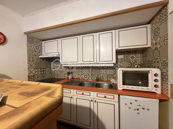 Appartement T2 de 32,36 m² avec cave – Investissement locatif à Allonnes

Un dossier complet est disponible sur simple demande avant toute visite : diagnostics techniques, vidéo et photos suplémentaires du logement ainsi que l’ensemble des documents relatifs au bien. Une transparence totale pour un projet d’achat sécurisé. 

Situé rue des Lilas à Allonnes, à proximité des transports en commun et bénéficiant d’un stationnement facile, découvrez cet appartement T2 de 32,36 m² vendu avec une cave.

En bon état général, ce logement se compose de :

* Une pièce de vie ouverte sur la cuisine,
* Une chambre,
* Une salle de bain,
* Un couloir,
* Des espaces de rangement.

Une cave privative complète ce bien.

Investissement locatif

Le logement est actuellement loué avec un bail signé le 1er septembre 2021, renouvelable par période de 3 ans.

* Loyer mensuel : 350 € charges comprises
* Locataire en place

Charges et fiscalité

Charges de copropriété : 79 € par mois comprenant :

* Les charges générales de copropriété,
* L’assurance de la copropriété,
* L’entretien des parties communes,
* L’eau chaude collective,
* Le chauffage collectif,
* Le fonds de travaux.

Taxe foncière : 701 € par an.

Confort et équipements

* Double vitrage
* Volets roulants
* Chauffage collectif
* Eau chaude collective
* Cave privative

Performance énergétique

DPE : D

Les atouts du bien

* Appartement en bon état général
* Surface de 32,36 m²
* Cave privative
* Double vitrage et volets roulants
* Chauffage et eau chaude inclus dans les charges
* Locataire en place offrant un revenu immédiat
* Proximité des transports en commun
* Stationnement facile
* DPE D

Idéal pour un investisseur souhaitant acquérir un bien déjà loué.

J’accompagne mes clients, dont plusieurs disposent déjà d’un financement fiable et assuré, dans leur recherche de biens au Mans et ses alentours. Je suis également à la recherche de nouveaux biens à vendre. Je rémunère mes apporteurs d’affaires et je travaille avec un réseau d’artisans ainsi qu’un courtier en financement afin de vous accompagner dans toutes les étapes de votre projet immobilier.