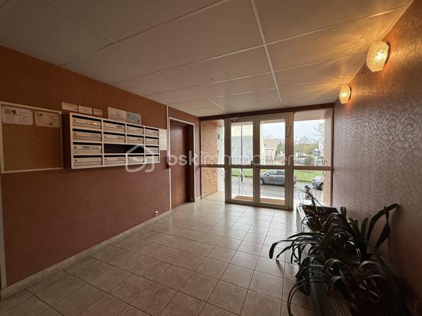 Appartement T2 de 32,36 m² avec cave – Investissement locatif à Allonnes

Un dossier complet est disponible sur simple demande avant toute visite : diagnostics techniques, vidéo et photos suplémentaires du logement ainsi que l’ensemble des documents relatifs au bien. Une transparence totale pour un projet d’achat sécurisé. 

Situé rue des Lilas à Allonnes, à proximité des transports en commun et bénéficiant d’un stationnement facile, découvrez cet appartement T2 de 32,36 m² vendu avec une cave.

En bon état général, ce logement se compose de :

* Une pièce de vie ouverte sur la cuisine,
* Une chambre,
* Une salle de bain,
* Un couloir,
* Des espaces de rangement.

Une cave privative complète ce bien.

Investissement locatif

Le logement est actuellement loué avec un bail signé le 1er septembre 2021, renouvelable par période de 3 ans.

* Loyer mensuel : 350 € charges comprises
* Locataire en place

Charges et fiscalité

Charges de copropriété : 79 € par mois comprenant :

* Les charges générales de copropriété,
* L’assurance de la copropriété,
* L’entretien des parties communes,
* L’eau chaude collective,
* Le chauffage collectif,
* Le fonds de travaux.

Taxe foncière : 701 € par an.

Confort et équipements

* Double vitrage
* Volets roulants
* Chauffage collectif
* Eau chaude collective
* Cave privative

Performance énergétique

DPE : D

Les atouts du bien

* Appartement en bon état général
* Surface de 32,36 m²
* Cave privative
* Double vitrage et volets roulants
* Chauffage et eau chaude inclus dans les charges
* Locataire en place offrant un revenu immédiat
* Proximité des transports en commun
* Stationnement facile
* DPE D

Idéal pour un investisseur souhaitant acquérir un bien déjà loué.

J’accompagne mes clients, dont plusieurs disposent déjà d’un financement fiable et assuré, dans leur recherche de biens au Mans et ses alentours. Je suis également à la recherche de nouveaux biens à vendre. Je rémunère mes apporteurs d’affaires et je travaille avec un réseau d’artisans ainsi qu’un courtier en financement afin de vous accompagner dans toutes les étapes de votre projet immobilier.