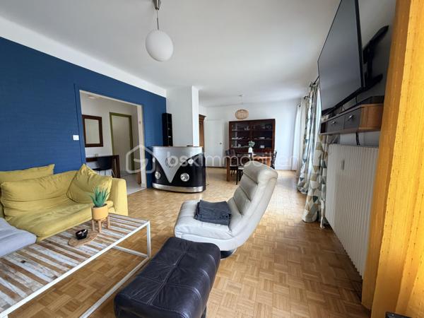 Vous êtes primo-accédant à la recherche de votre résidence principale ? 
Vous souhaitez investir dans un projet immobilier simple et rentable ? 

C'est l'adresse idéale pour poser vos valises et lancer votre projet de vie ! 

Idéalement situé dans Quimper, à deux pas de la gare et de toutes les commodités du centre-ville, ce bel appartement traversant de 97 m² vous attend au 3e et dernier étage sur dalle béton d’une copropriété calme et conviviale.

Véritable havre de paix, l’appartement est baigné d’une douce lumière naturelle tout au long de la journée grâce à son exposition traversante. Vous serez immédiatement séduit par ses volumes généreux et son atmosphère chaleureuse :

•	Une vaste pièce de vie de 32 m², parfaite pour des soirées cocooning ou pour recevoir vos proches. 
•	3 belles chambres, idéales pour accueillir une famille, créer un espace de télétravail ou aménager un dressing.
•	Une cuisine aménagée conviviale et une salle de bain fonctionnelle.

Le vrai plus : En vivant au dernier étage, vous profitez d'une tranquillité absolue, sans aucun voisin au-dessus.

Pour information : Le bien est actuellement exploité avec succès en location saisonnière (type Airbnb) et génère un excellent rendement. Il sera vendu libre de toute occupation.

Une opportunité idéale pour un premier achat, alliant le dynamisme du centre-ville et le calme d'un dernier étage ou encore un projet d’investissement facile.

Ce bien vous interpelle ?  Contactez-nous rapidement pour organiser une visite.