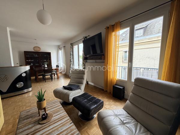 Vous êtes primo-accédant à la recherche de votre résidence principale ? 
Vous souhaitez investir dans un projet immobilier simple et rentable ? 

C'est l'adresse idéale pour poser vos valises et lancer votre projet de vie ! 

Idéalement situé dans Quimper, à deux pas de la gare et de toutes les commodités du centre-ville, ce bel appartement traversant de 97 m² vous attend au 3e et dernier étage sur dalle béton d’une copropriété calme et conviviale.

Véritable havre de paix, l’appartement est baigné d’une douce lumière naturelle tout au long de la journée grâce à son exposition traversante. Vous serez immédiatement séduit par ses volumes généreux et son atmosphère chaleureuse :

•	Une vaste pièce de vie de 32 m², parfaite pour des soirées cocooning ou pour recevoir vos proches. 
•	3 belles chambres, idéales pour accueillir une famille, créer un espace de télétravail ou aménager un dressing.
•	Une cuisine aménagée conviviale et une salle de bain fonctionnelle.

Le vrai plus : En vivant au dernier étage, vous profitez d'une tranquillité absolue, sans aucun voisin au-dessus.

Pour information : Le bien est actuellement exploité avec succès en location saisonnière (type Airbnb) et génère un excellent rendement. Il sera vendu libre de toute occupation.

Une opportunité idéale pour un premier achat, alliant le dynamisme du centre-ville et le calme d'un dernier étage ou encore un projet d’investissement facile.

Ce bien vous interpelle ?  Contactez-nous rapidement pour organiser une visite.