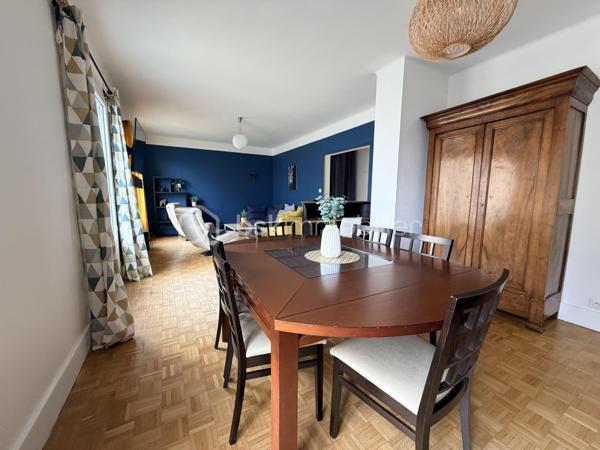 Vous êtes primo-accédant à la recherche de votre résidence principale ? 
Vous souhaitez investir dans un projet immobilier simple et rentable ? 

C'est l'adresse idéale pour poser vos valises et lancer votre projet de vie ! 

Idéalement situé dans Quimper, à deux pas de la gare et de toutes les commodités du centre-ville, ce bel appartement traversant de 97 m² vous attend au 3e et dernier étage sur dalle béton d’une copropriété calme et conviviale.

Véritable havre de paix, l’appartement est baigné d’une douce lumière naturelle tout au long de la journée grâce à son exposition traversante. Vous serez immédiatement séduit par ses volumes généreux et son atmosphère chaleureuse :

•	Une vaste pièce de vie de 32 m², parfaite pour des soirées cocooning ou pour recevoir vos proches. 
•	3 belles chambres, idéales pour accueillir une famille, créer un espace de télétravail ou aménager un dressing.
•	Une cuisine aménagée conviviale et une salle de bain fonctionnelle.

Le vrai plus : En vivant au dernier étage, vous profitez d'une tranquillité absolue, sans aucun voisin au-dessus.

Pour information : Le bien est actuellement exploité avec succès en location saisonnière (type Airbnb) et génère un excellent rendement. Il sera vendu libre de toute occupation.

Une opportunité idéale pour un premier achat, alliant le dynamisme du centre-ville et le calme d'un dernier étage ou encore un projet d’investissement facile.

Ce bien vous interpelle ?  Contactez-nous rapidement pour organiser une visite.