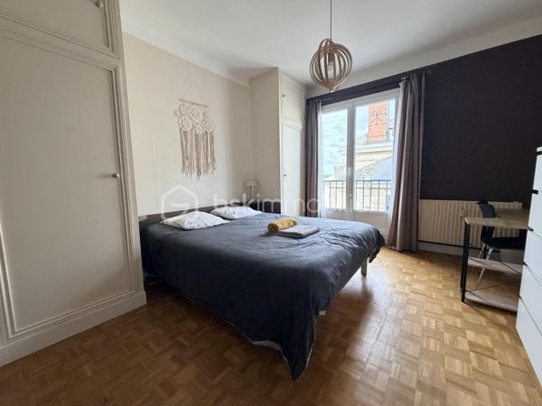 Vous êtes primo-accédant à la recherche de votre résidence principale ? 
Vous souhaitez investir dans un projet immobilier simple et rentable ? 

C'est l'adresse idéale pour poser vos valises et lancer votre projet de vie ! 

Idéalement situé dans Quimper, à deux pas de la gare et de toutes les commodités du centre-ville, ce bel appartement traversant de 97 m² vous attend au 3e et dernier étage sur dalle béton d’une copropriété calme et conviviale.

Véritable havre de paix, l’appartement est baigné d’une douce lumière naturelle tout au long de la journée grâce à son exposition traversante. Vous serez immédiatement séduit par ses volumes généreux et son atmosphère chaleureuse :

•	Une vaste pièce de vie de 32 m², parfaite pour des soirées cocooning ou pour recevoir vos proches. 
•	3 belles chambres, idéales pour accueillir une famille, créer un espace de télétravail ou aménager un dressing.
•	Une cuisine aménagée conviviale et une salle de bain fonctionnelle.

Le vrai plus : En vivant au dernier étage, vous profitez d'une tranquillité absolue, sans aucun voisin au-dessus.

Pour information : Le bien est actuellement exploité avec succès en location saisonnière (type Airbnb) et génère un excellent rendement. Il sera vendu libre de toute occupation.

Une opportunité idéale pour un premier achat, alliant le dynamisme du centre-ville et le calme d'un dernier étage ou encore un projet d’investissement facile.

Ce bien vous interpelle ?  Contactez-nous rapidement pour organiser une visite.