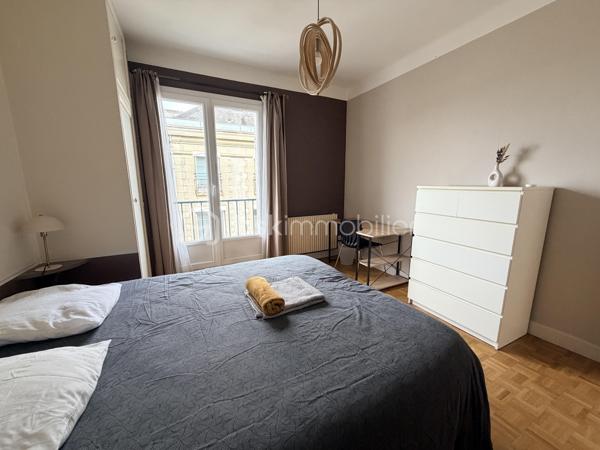 Vous êtes primo-accédant à la recherche de votre résidence principale ? 
Vous souhaitez investir dans un projet immobilier simple et rentable ? 

C'est l'adresse idéale pour poser vos valises et lancer votre projet de vie ! 

Idéalement situé dans Quimper, à deux pas de la gare et de toutes les commodités du centre-ville, ce bel appartement traversant de 97 m² vous attend au 3e et dernier étage sur dalle béton d’une copropriété calme et conviviale.

Véritable havre de paix, l’appartement est baigné d’une douce lumière naturelle tout au long de la journée grâce à son exposition traversante. Vous serez immédiatement séduit par ses volumes généreux et son atmosphère chaleureuse :

•	Une vaste pièce de vie de 32 m², parfaite pour des soirées cocooning ou pour recevoir vos proches. 
•	3 belles chambres, idéales pour accueillir une famille, créer un espace de télétravail ou aménager un dressing.
•	Une cuisine aménagée conviviale et une salle de bain fonctionnelle.

Le vrai plus : En vivant au dernier étage, vous profitez d'une tranquillité absolue, sans aucun voisin au-dessus.

Pour information : Le bien est actuellement exploité avec succès en location saisonnière (type Airbnb) et génère un excellent rendement. Il sera vendu libre de toute occupation.

Une opportunité idéale pour un premier achat, alliant le dynamisme du centre-ville et le calme d'un dernier étage ou encore un projet d’investissement facile.

Ce bien vous interpelle ?  Contactez-nous rapidement pour organiser une visite.