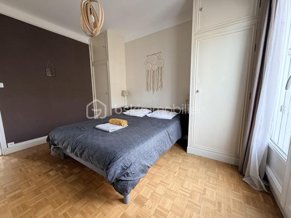 Vous êtes primo-accédant à la recherche de votre résidence principale ? 
Vous souhaitez investir dans un projet immobilier simple et rentable ? 

C'est l'adresse idéale pour poser vos valises et lancer votre projet de vie ! 

Idéalement situé dans Quimper, à deux pas de la gare et de toutes les commodités du centre-ville, ce bel appartement traversant de 97 m² vous attend au 3e et dernier étage sur dalle béton d’une copropriété calme et conviviale.

Véritable havre de paix, l’appartement est baigné d’une douce lumière naturelle tout au long de la journée grâce à son exposition traversante. Vous serez immédiatement séduit par ses volumes généreux et son atmosphère chaleureuse :

•	Une vaste pièce de vie de 32 m², parfaite pour des soirées cocooning ou pour recevoir vos proches. 
•	3 belles chambres, idéales pour accueillir une famille, créer un espace de télétravail ou aménager un dressing.
•	Une cuisine aménagée conviviale et une salle de bain fonctionnelle.

Le vrai plus : En vivant au dernier étage, vous profitez d'une tranquillité absolue, sans aucun voisin au-dessus.

Pour information : Le bien est actuellement exploité avec succès en location saisonnière (type Airbnb) et génère un excellent rendement. Il sera vendu libre de toute occupation.

Une opportunité idéale pour un premier achat, alliant le dynamisme du centre-ville et le calme d'un dernier étage ou encore un projet d’investissement facile.

Ce bien vous interpelle ?  Contactez-nous rapidement pour organiser une visite.