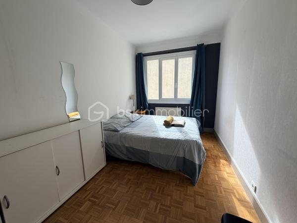 Vous êtes primo-accédant à la recherche de votre résidence principale ? 
Vous souhaitez investir dans un projet immobilier simple et rentable ? 

C'est l'adresse idéale pour poser vos valises et lancer votre projet de vie ! 

Idéalement situé dans Quimper, à deux pas de la gare et de toutes les commodités du centre-ville, ce bel appartement traversant de 97 m² vous attend au 3e et dernier étage sur dalle béton d’une copropriété calme et conviviale.

Véritable havre de paix, l’appartement est baigné d’une douce lumière naturelle tout au long de la journée grâce à son exposition traversante. Vous serez immédiatement séduit par ses volumes généreux et son atmosphère chaleureuse :

•	Une vaste pièce de vie de 32 m², parfaite pour des soirées cocooning ou pour recevoir vos proches. 
•	3 belles chambres, idéales pour accueillir une famille, créer un espace de télétravail ou aménager un dressing.
•	Une cuisine aménagée conviviale et une salle de bain fonctionnelle.

Le vrai plus : En vivant au dernier étage, vous profitez d'une tranquillité absolue, sans aucun voisin au-dessus.

Pour information : Le bien est actuellement exploité avec succès en location saisonnière (type Airbnb) et génère un excellent rendement. Il sera vendu libre de toute occupation.

Une opportunité idéale pour un premier achat, alliant le dynamisme du centre-ville et le calme d'un dernier étage ou encore un projet d’investissement facile.

Ce bien vous interpelle ?  Contactez-nous rapidement pour organiser une visite.