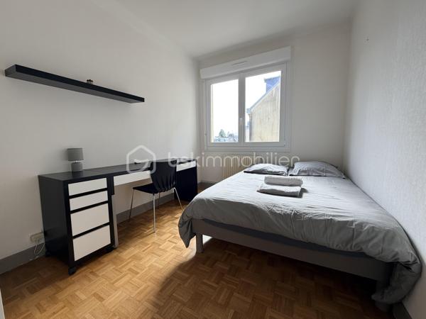 Vous êtes primo-accédant à la recherche de votre résidence principale ? 
Vous souhaitez investir dans un projet immobilier simple et rentable ? 

C'est l'adresse idéale pour poser vos valises et lancer votre projet de vie ! 

Idéalement situé dans Quimper, à deux pas de la gare et de toutes les commodités du centre-ville, ce bel appartement traversant de 97 m² vous attend au 3e et dernier étage sur dalle béton d’une copropriété calme et conviviale.

Véritable havre de paix, l’appartement est baigné d’une douce lumière naturelle tout au long de la journée grâce à son exposition traversante. Vous serez immédiatement séduit par ses volumes généreux et son atmosphère chaleureuse :

•	Une vaste pièce de vie de 32 m², parfaite pour des soirées cocooning ou pour recevoir vos proches. 
•	3 belles chambres, idéales pour accueillir une famille, créer un espace de télétravail ou aménager un dressing.
•	Une cuisine aménagée conviviale et une salle de bain fonctionnelle.

Le vrai plus : En vivant au dernier étage, vous profitez d'une tranquillité absolue, sans aucun voisin au-dessus.

Pour information : Le bien est actuellement exploité avec succès en location saisonnière (type Airbnb) et génère un excellent rendement. Il sera vendu libre de toute occupation.

Une opportunité idéale pour un premier achat, alliant le dynamisme du centre-ville et le calme d'un dernier étage ou encore un projet d’investissement facile.

Ce bien vous interpelle ?  Contactez-nous rapidement pour organiser une visite.