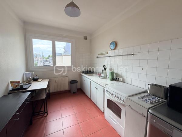Vous êtes primo-accédant à la recherche de votre résidence principale ? 
Vous souhaitez investir dans un projet immobilier simple et rentable ? 

C'est l'adresse idéale pour poser vos valises et lancer votre projet de vie ! 

Idéalement situé dans Quimper, à deux pas de la gare et de toutes les commodités du centre-ville, ce bel appartement traversant de 97 m² vous attend au 3e et dernier étage sur dalle béton d’une copropriété calme et conviviale.

Véritable havre de paix, l’appartement est baigné d’une douce lumière naturelle tout au long de la journée grâce à son exposition traversante. Vous serez immédiatement séduit par ses volumes généreux et son atmosphère chaleureuse :

•	Une vaste pièce de vie de 32 m², parfaite pour des soirées cocooning ou pour recevoir vos proches. 
•	3 belles chambres, idéales pour accueillir une famille, créer un espace de télétravail ou aménager un dressing.
•	Une cuisine aménagée conviviale et une salle de bain fonctionnelle.

Le vrai plus : En vivant au dernier étage, vous profitez d'une tranquillité absolue, sans aucun voisin au-dessus.

Pour information : Le bien est actuellement exploité avec succès en location saisonnière (type Airbnb) et génère un excellent rendement. Il sera vendu libre de toute occupation.

Une opportunité idéale pour un premier achat, alliant le dynamisme du centre-ville et le calme d'un dernier étage ou encore un projet d’investissement facile.

Ce bien vous interpelle ?  Contactez-nous rapidement pour organiser une visite.