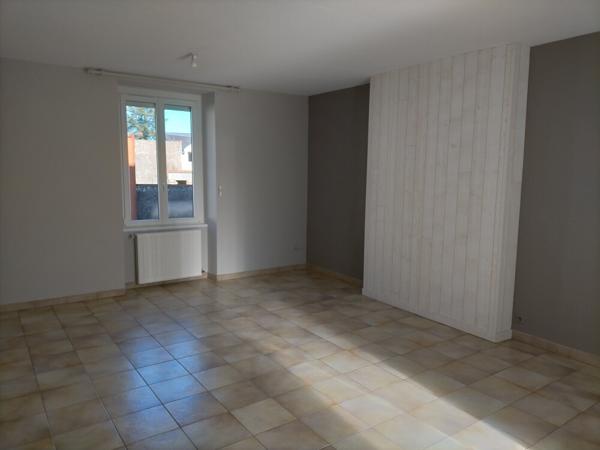 Maison familiale entièrement rénovée avec jardin clos, véranda et garage- La Salle de Vihiers
