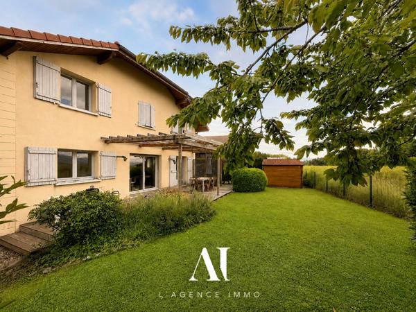 Villa jumelée par le garage T6 183 m2 utiles 5  chambres dont 2 suites avec vue exeptionnelle sur le Jura et jardin sans-vis-à-vis à VESANCY 01170