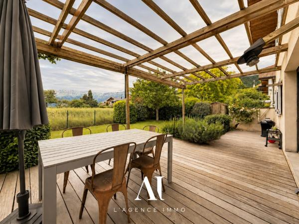 Villa jumelée par le garage T6 183 m2 utiles 5  chambres dont 2 suites avec vue exeptionnelle sur le Jura et jardin sans-vis-à-vis à VESANCY 01170