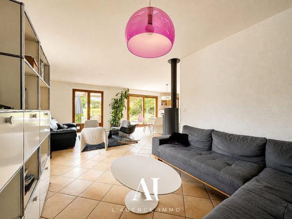 Villa jumelée par le garage T6 183 m2 utiles 5  chambres dont 2 suites avec vue exeptionnelle sur le Jura et jardin sans-vis-à-vis à VESANCY 01170