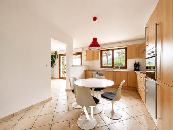 Villa jumelée par le garage T6 183 m2 utiles 5  chambres dont 2 suites avec vue exeptionnelle sur le Jura et jardin sans-vis-à-vis à VESANCY 01170
