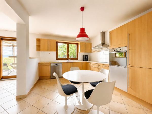 Villa jumelée par le garage T6 183 m2 utiles 5  chambres dont 2 suites avec vue exeptionnelle sur le Jura et jardin sans-vis-à-vis à VESANCY 01170