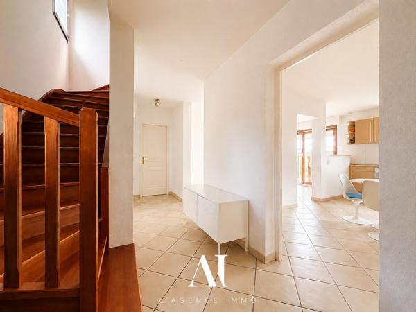 Villa jumelée par le garage T6 183 m2 utiles 5  chambres dont 2 suites avec vue exeptionnelle sur le Jura et jardin sans-vis-à-vis à VESANCY 01170