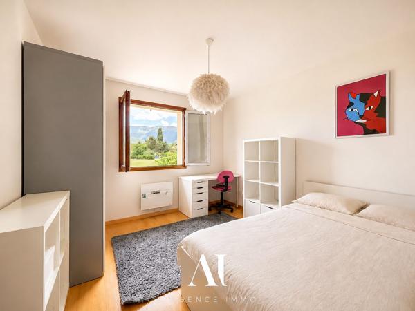 Villa jumelée par le garage T6 183 m2 utiles 5  chambres dont 2 suites avec vue exeptionnelle sur le Jura et jardin sans-vis-à-vis à VESANCY 01170