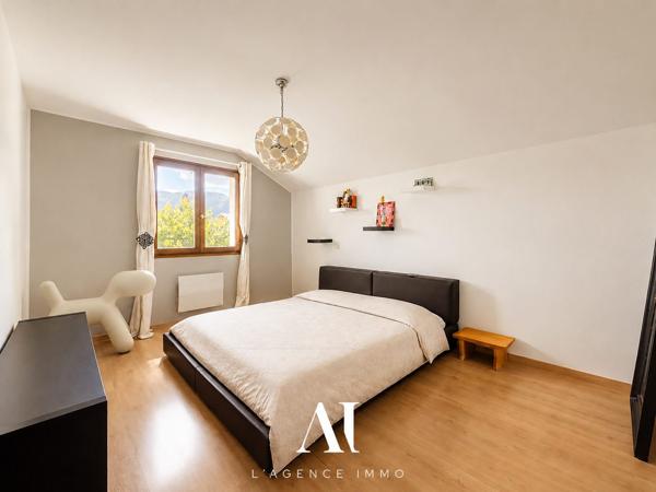 Villa jumelée par le garage T6 183 m2 utiles 5  chambres dont 2 suites avec vue exeptionnelle sur le Jura et jardin sans-vis-à-vis à VESANCY 01170