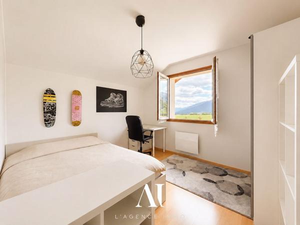 Villa jumelée par le garage T6 183 m2 utiles 5  chambres dont 2 suites avec vue exeptionnelle sur le Jura et jardin sans-vis-à-vis à VESANCY 01170