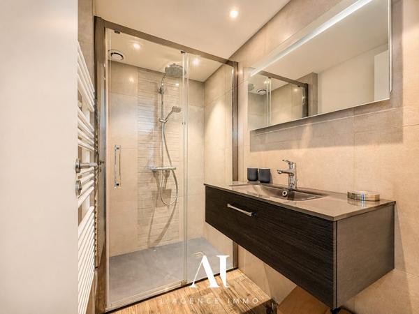 Villa jumelée par le garage T6 183 m2 utiles 5  chambres dont 2 suites avec vue exeptionnelle sur le Jura et jardin sans-vis-à-vis à VESANCY 01170