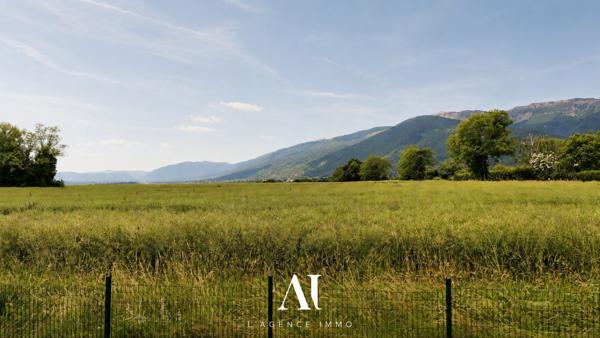 Villa jumelée par le garage T6 183 m2 utiles 5  chambres dont 2 suites avec vue exeptionnelle sur le Jura et jardin sans-vis-à-vis à VESANCY 01170