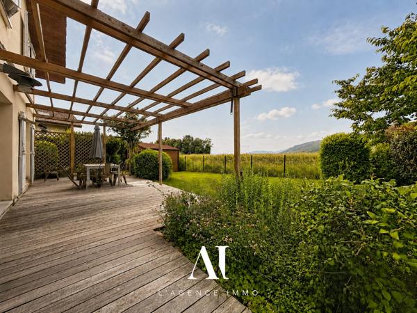 Villa jumelée par le garage T6 183 m2 utiles 5  chambres dont 2 suites avec vue exeptionnelle sur le Jura et jardin sans-vis-à-vis à VESANCY 01170