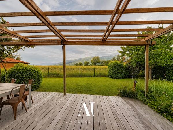 Villa jumelée par le garage T6 183 m2 utiles 5  chambres dont 2 suites avec vue exeptionnelle sur le Jura et jardin sans-vis-à-vis à VESANCY 01170
