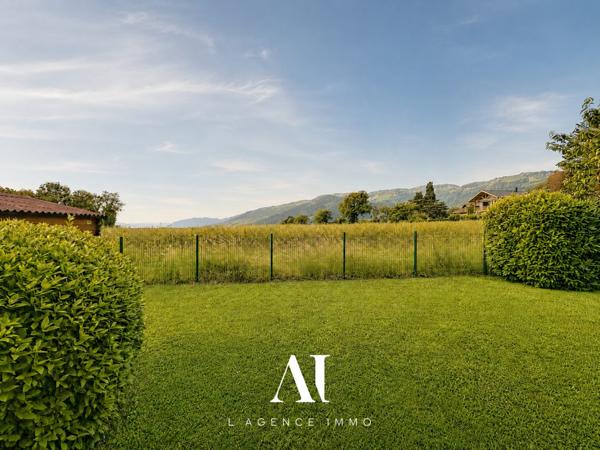 Villa jumelée par le garage T6 183 m2 utiles 5  chambres dont 2 suites avec vue exeptionnelle sur le Jura et jardin sans-vis-à-vis à VESANCY 01170